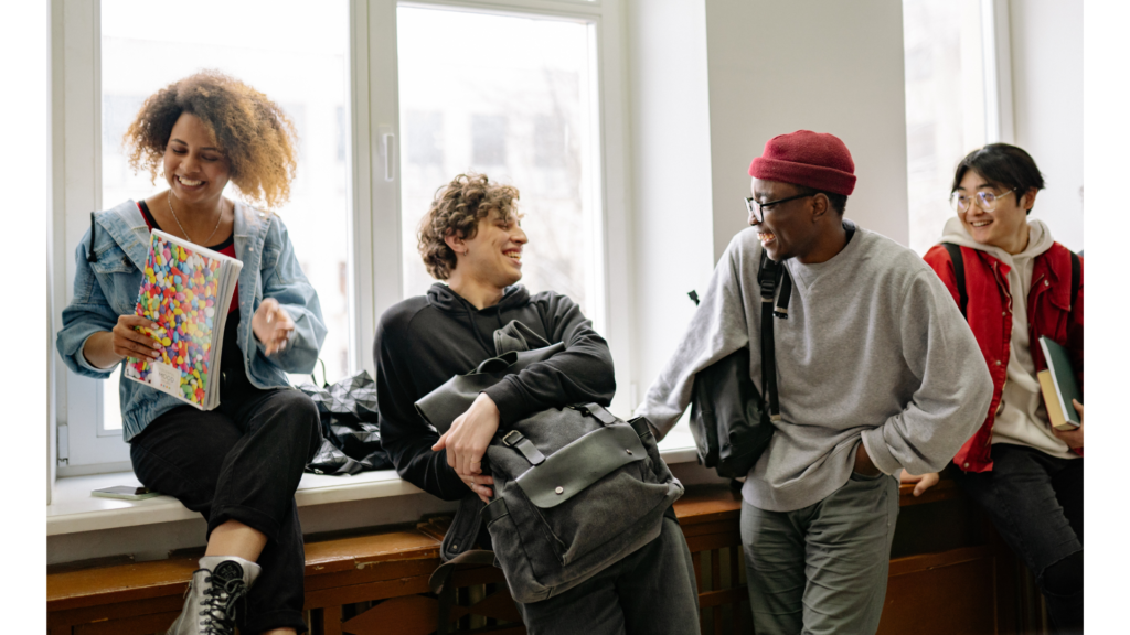 Estudantes no corredor de instituição de ensino superior, integração social na França